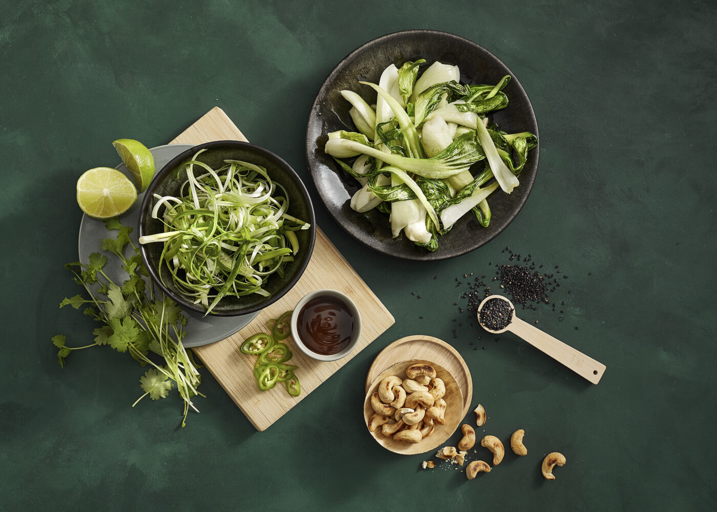 Tilbehor Varm asiatisk salat servert og Bao brod no025724