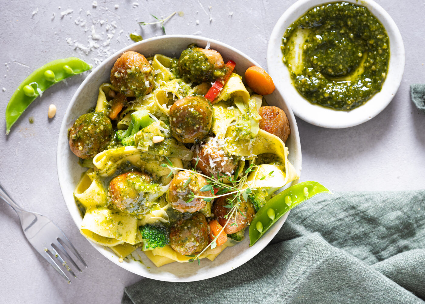 Pasta med kjottboller og gronn pesto