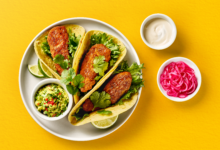Slik lager du taco med Crispy Sticks, guacamole og syltet rødløk
