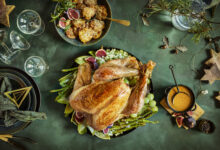 Slik lager du hel kalkun med syrlig stuffing, fløtesaus og cruncy poteter