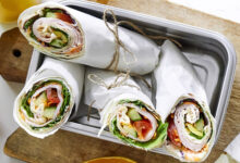 Slik lager du wraps med kyllingpålegg og kremost til matpakken