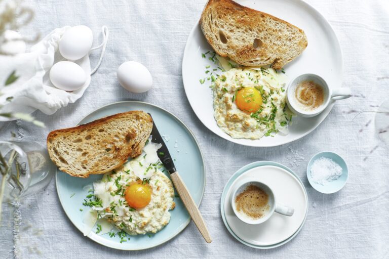 Slik lager du eggeskyer med kalkunpålegg, gressløk og parmesan