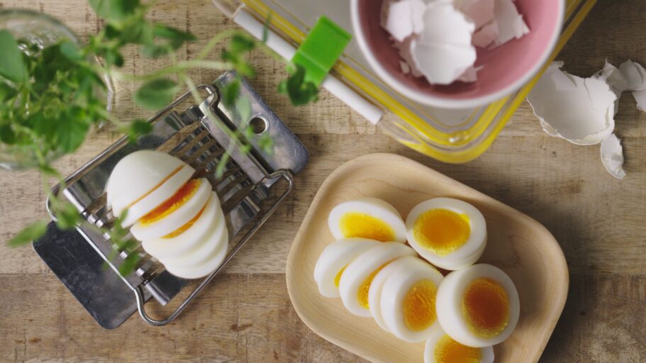 Har du opplevd at eggeskallet klamrer seg til eggehviten ved skrelling?