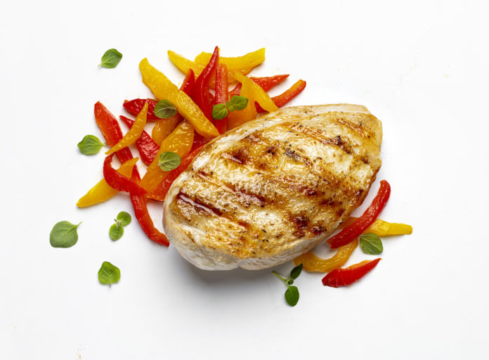 Stekt kyllingfilet med skinn og paprikasalat no023986
