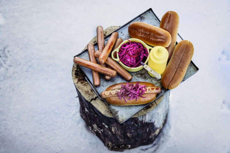 Grillpolser med broiche pølsebrød og syltet rødløk