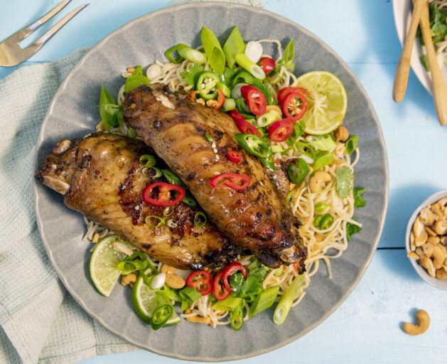 Orientalske kalkunvinger med nudler