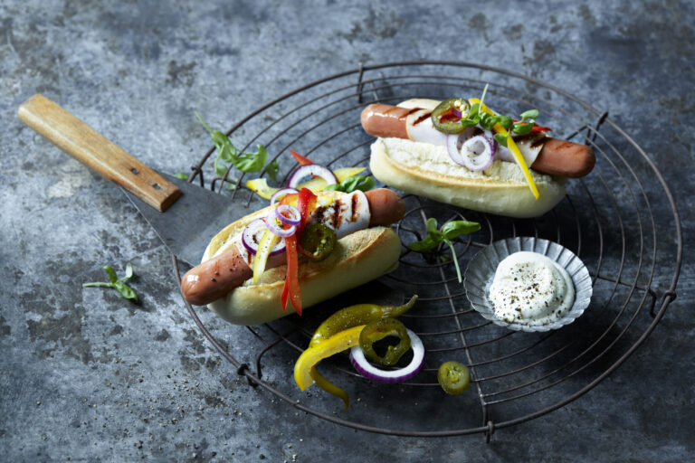 Grillpølse surret med røkt kalkunskinke