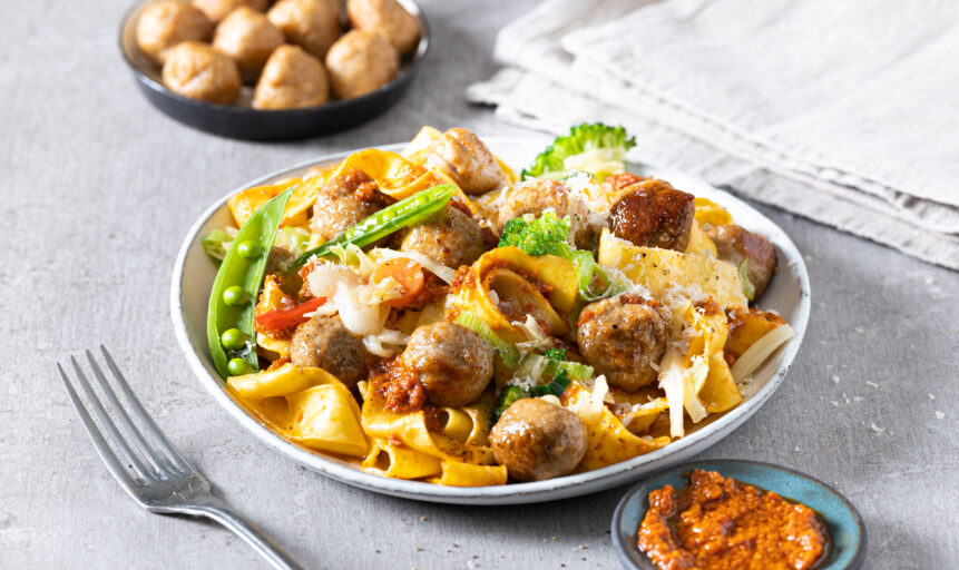 Pasta med kjottboller og rod pesto