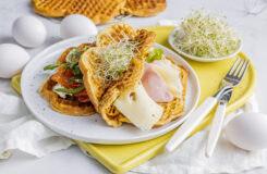 Grove vafler med kyllingpålegg