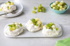Slik lager du mini pavlova med gronn fruktsalat