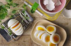 Har du opplevd at eggeskallet klamrer seg til eggehviten ved skrelling?