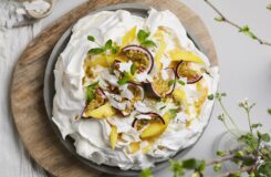 Slik lager du pavlova med pasjonsfrukt