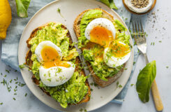 Avokado toast med smilende egg no026153