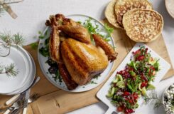 Lime- og hvitløksbakt kalkun med tabbouleh, nanbrød og dipp