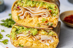 Burrito med eggerøre og kalkunpålegg