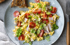 Eggerøre med skinke vårløk og tomat