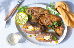 Grillskiver av kalkun med bakt søtpotet og urtesmør