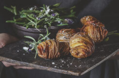 Hasselbackte poteter som tilbehor til kalkun v2 16 9 no028622 1
