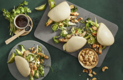 Kalkun og varm salat servert i Bao brod no025723