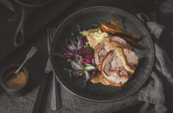 Slik lager du helstekt kalkunfilet med potetmos og fløtesaus