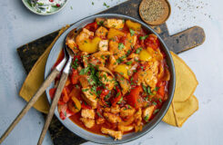 Slik lager du kyllinggryte med tomat og paprika