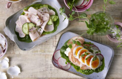 Brødskive med egg og kalkunpålegg