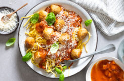 Pasta med kjottboller og pastasaus