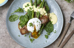 Posjert egg med kyllingbacon asparges og hollandaise