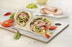 Wrap med kylling, avokado og tomat