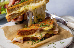 Slik lager du toast med ost og skinke