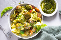 Pasta med kjottboller og gronn pesto