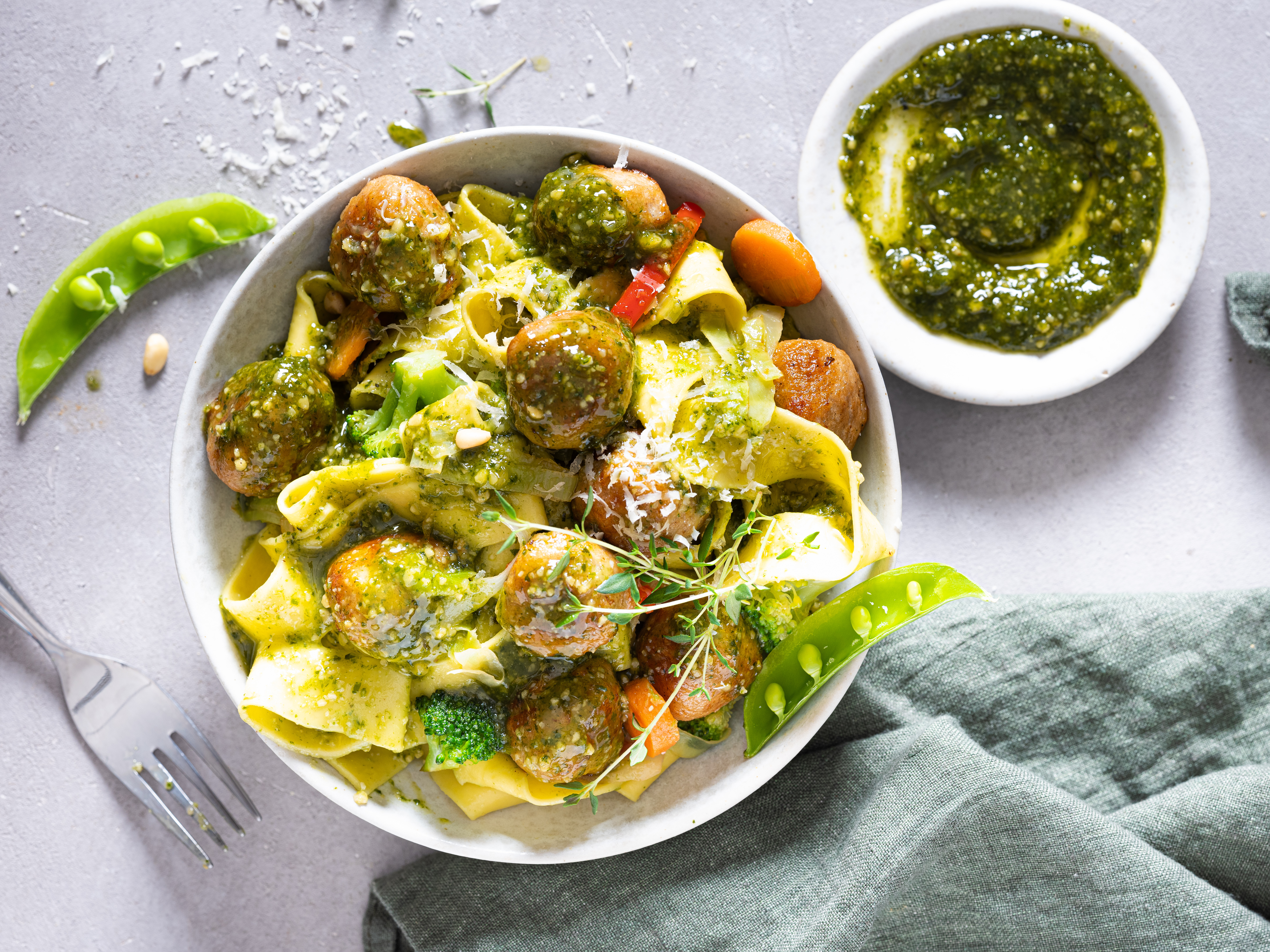 Pasta med kjottboller og gronn pesto