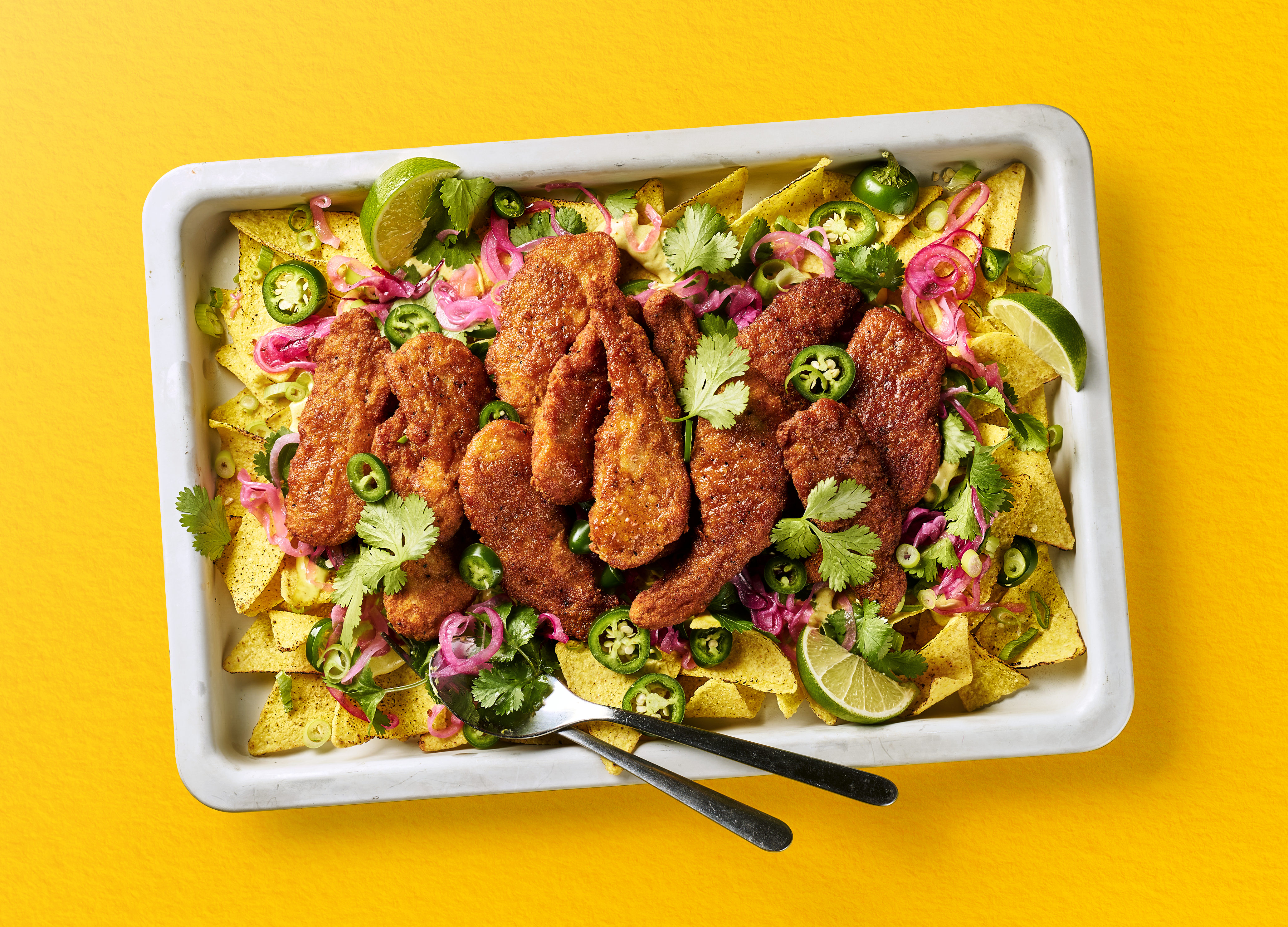 Nachos med frittert kyllling, syltet rødløk og jalapenos
