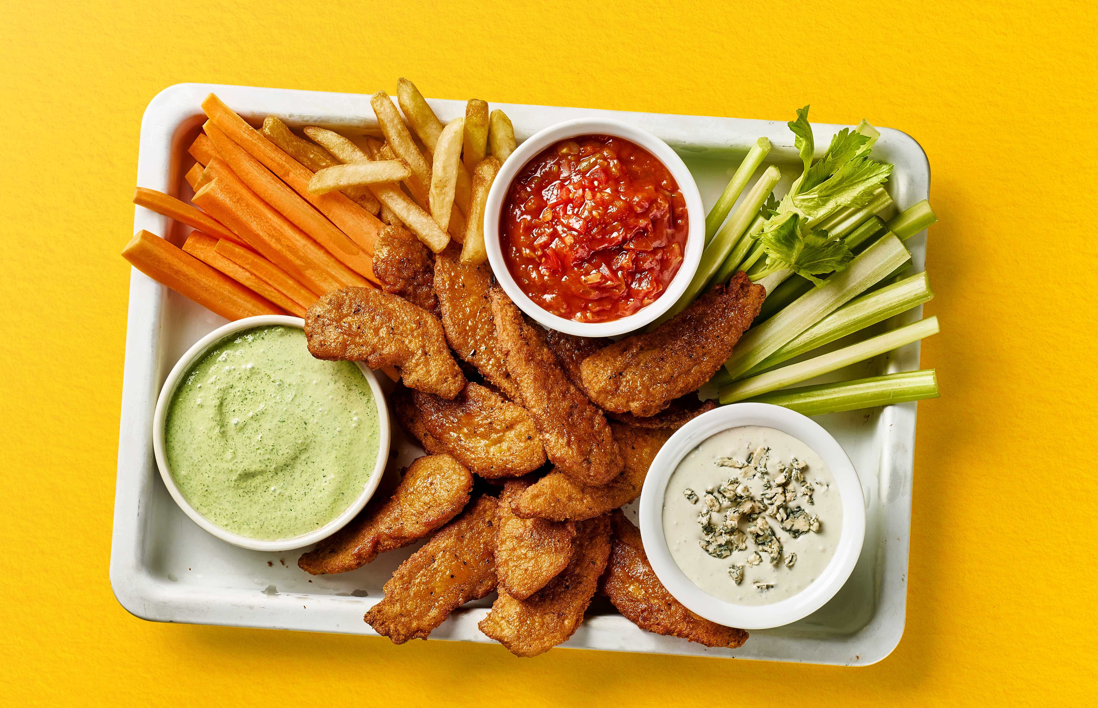 Snackstallerken med Crispy sticks av kylling, grønnsaker og 3 ulike dipper.