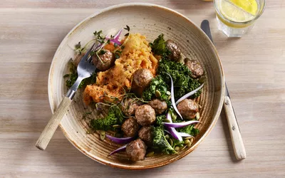 Rett med kjøttboller av kylling og søtpotetmos og grønnkålsalat