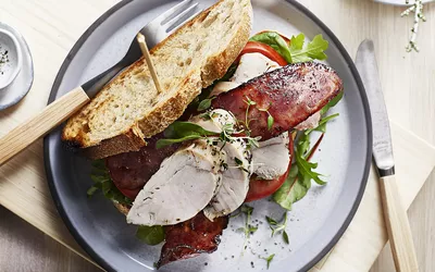 Mikrokylling club sandwich med kalkunbacon
