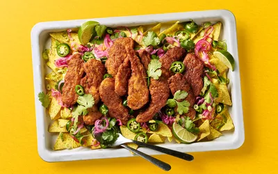 Slik lager du loaded nachos med Crispy sticks, syltet rødløk og jalapenos