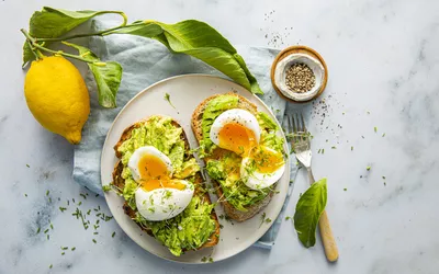 Avocado toast med smilende egg