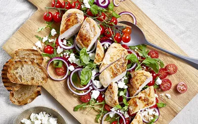 Kyllingfilet med tomat og feta
