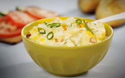 Baguette med egg og skinkesalat
