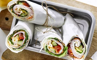 Slik lager du wraps med kyllingpålegg og kremost til matpakken