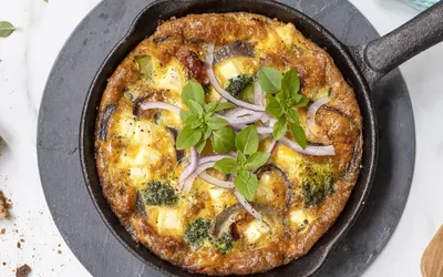 Frittata med kyllingbacon feta og brokkoli