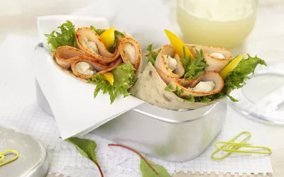 Wrap med kyllingpålegg, kremost og paprika