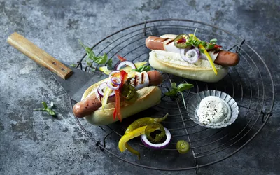 Grillpølse surret med røkt kalkunskinke